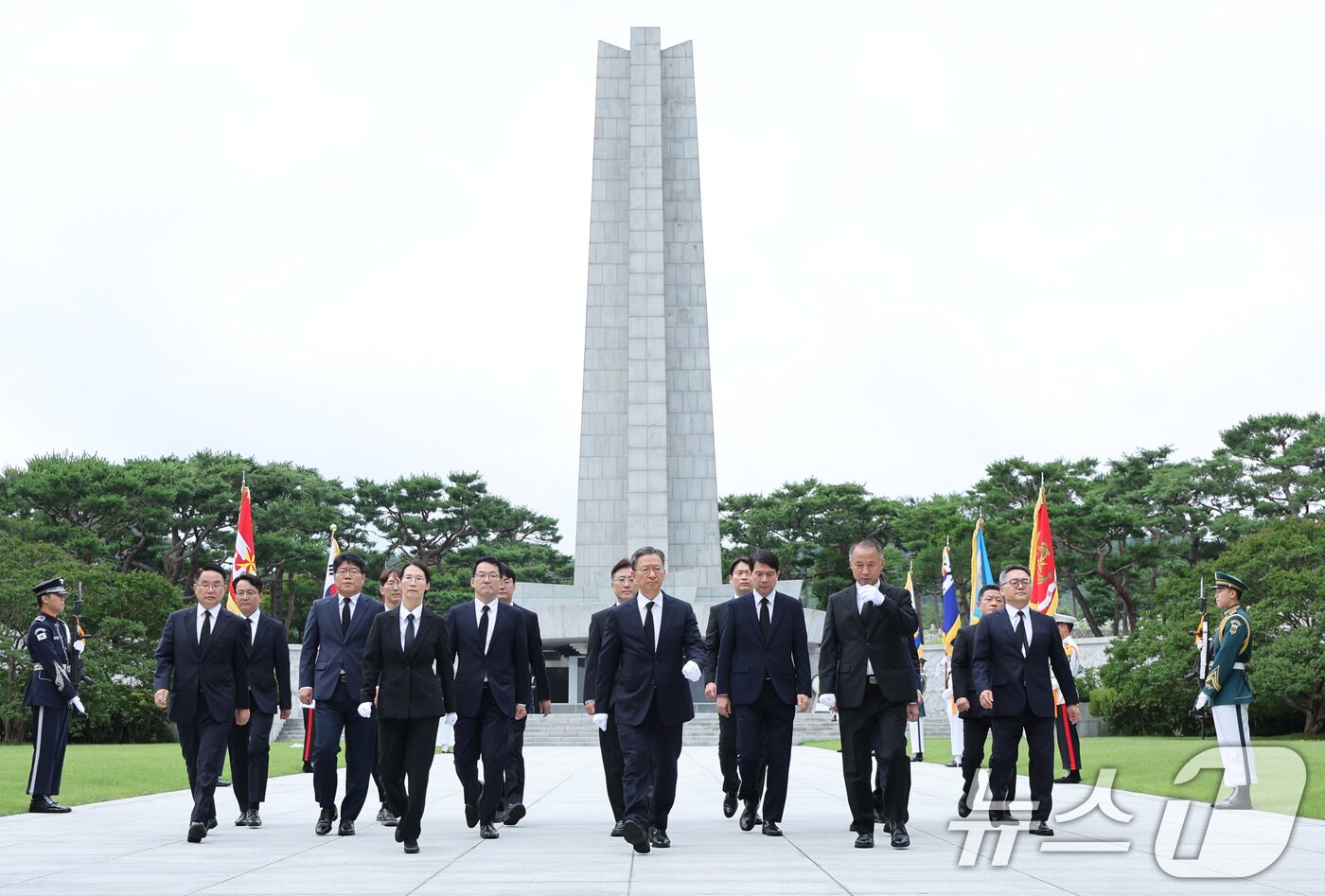 본문 이미지 - 정성호 신임 법무부 장관이 21일 서울 동작구 국립서울현충원을 찾아 현충탑을 참배하고 있다. 2025.7.21/뉴스1 ⓒ News1 신웅수 기자