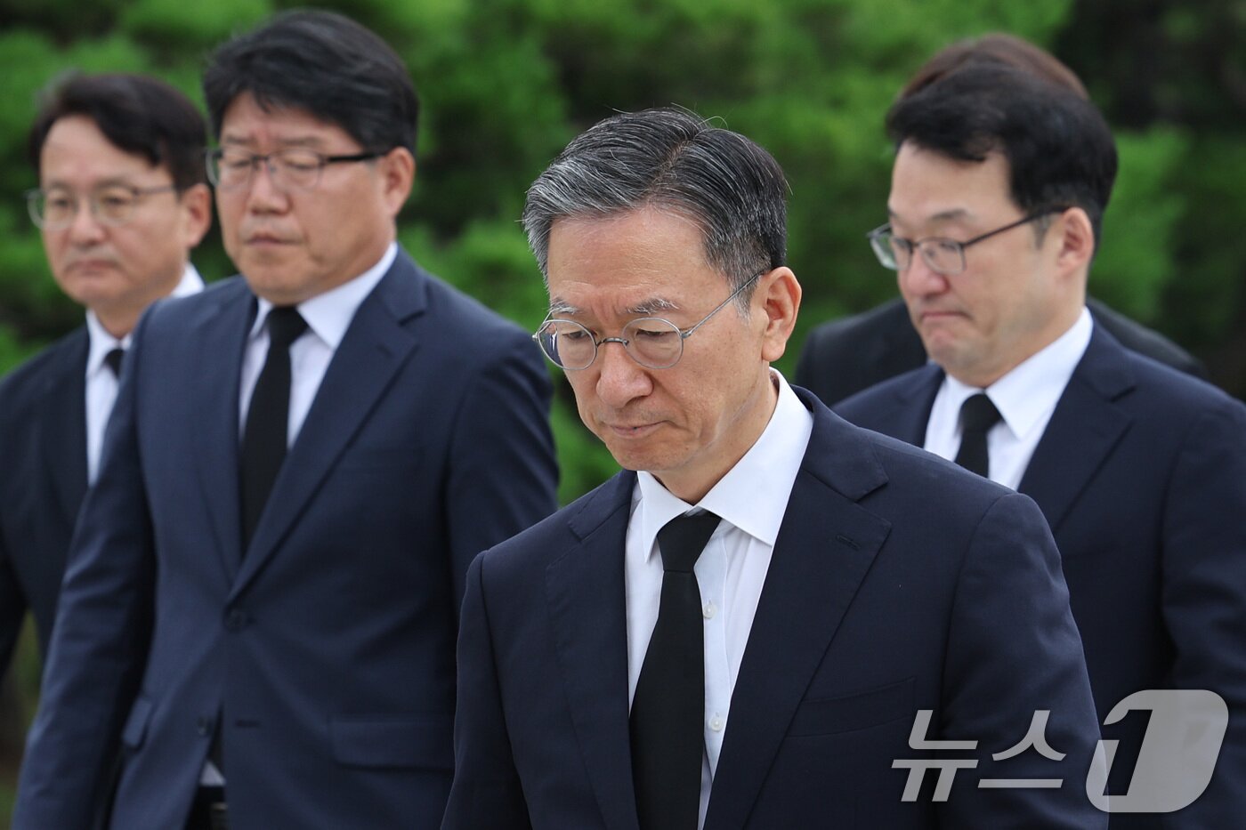 본문 이미지 - 정성호 신임 법무부 장관이 21일 서울 동작구 국립서울현충원을 찾아 현충탑을 참배하고 있다. 2025.7.21/뉴스1 ⓒ News1 신웅수 기자