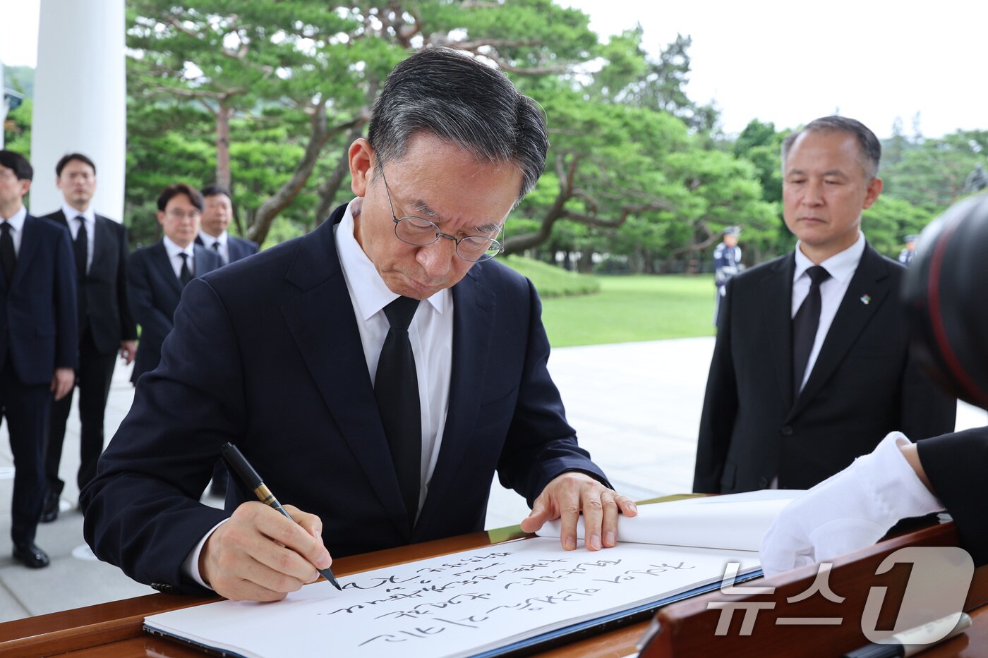 본문 이미지 - 정성호 신임 법무부 장관이 21일 서울 동작구 국립서울현충원을 찾아 현충탑을 참배한 후 방명록을 작성하고 있다. 2025.7.21/뉴스1 ⓒ News1 신웅수 기자
