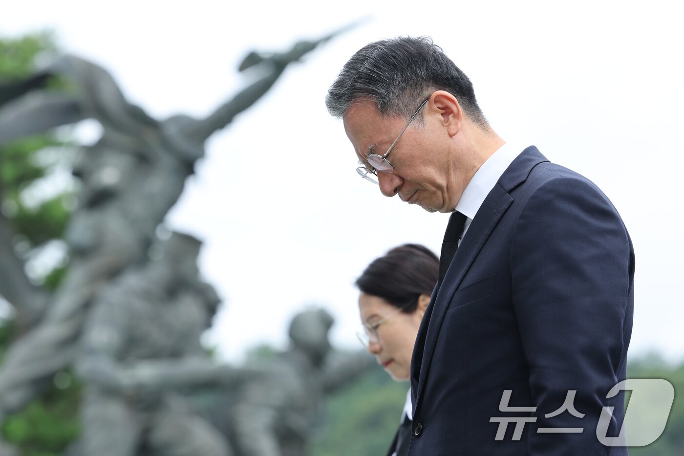 본문 이미지 - 정성호 신임 법무부 장관이 21일 서울 동작구 국립서울현충원을 찾아 현충탑을 참배하고 있다. 2025.7.21/뉴스1 ⓒ News1 신웅수 기자