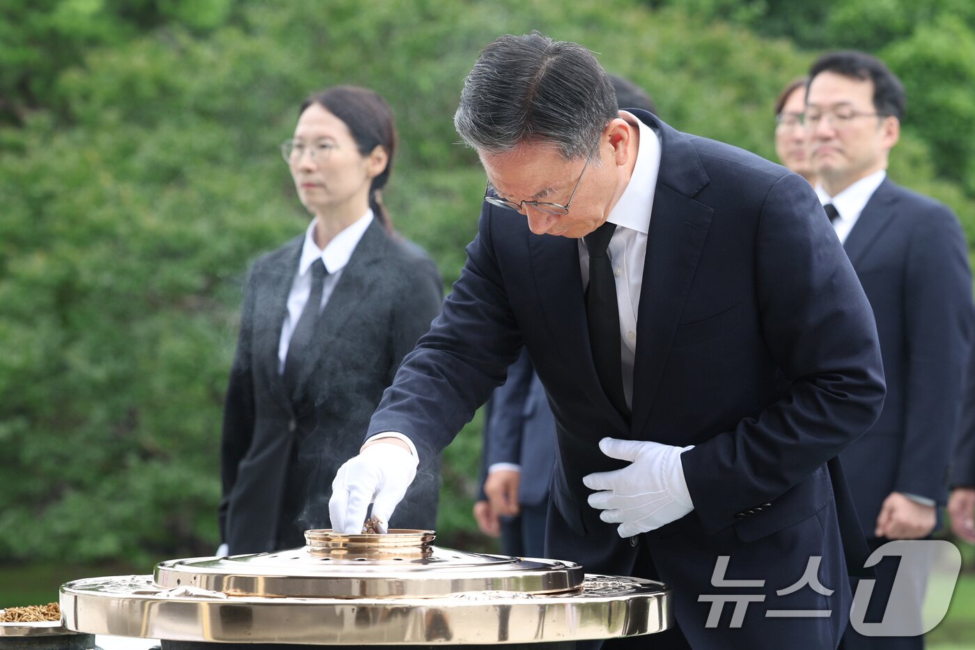 본문 이미지 - 정성호 신임 법무부 장관이 21일 서울 동작구 국립서울현충원을 찾아 현충탑을 참배하고 있다. 2025.7.21/뉴스1 ⓒ News1 신웅수 기자