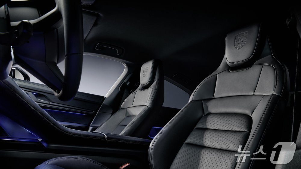 본문 이미지 -  포르쉐 타이칸 블랙 에디션 실내.(포르쉐 제공) 