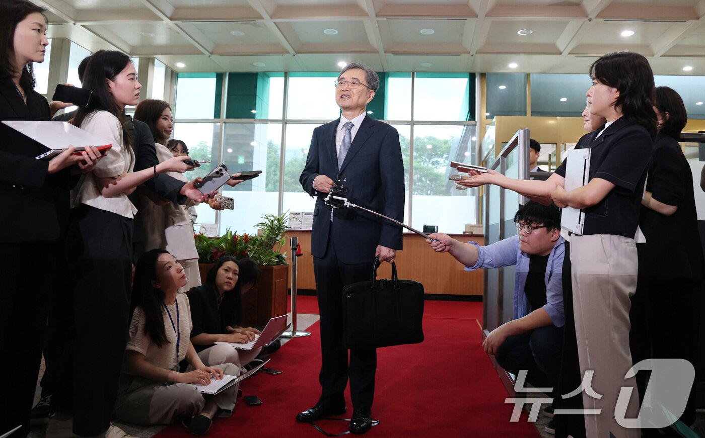 본문 이미지 - 조현 외교부 장관이 21일 오전 서울 종로구 외교부 청사로 첫 출근하며 취재진의 질문에 답하고 있다. 2025.7.21/뉴스1 ⓒ News1 임세영 기자