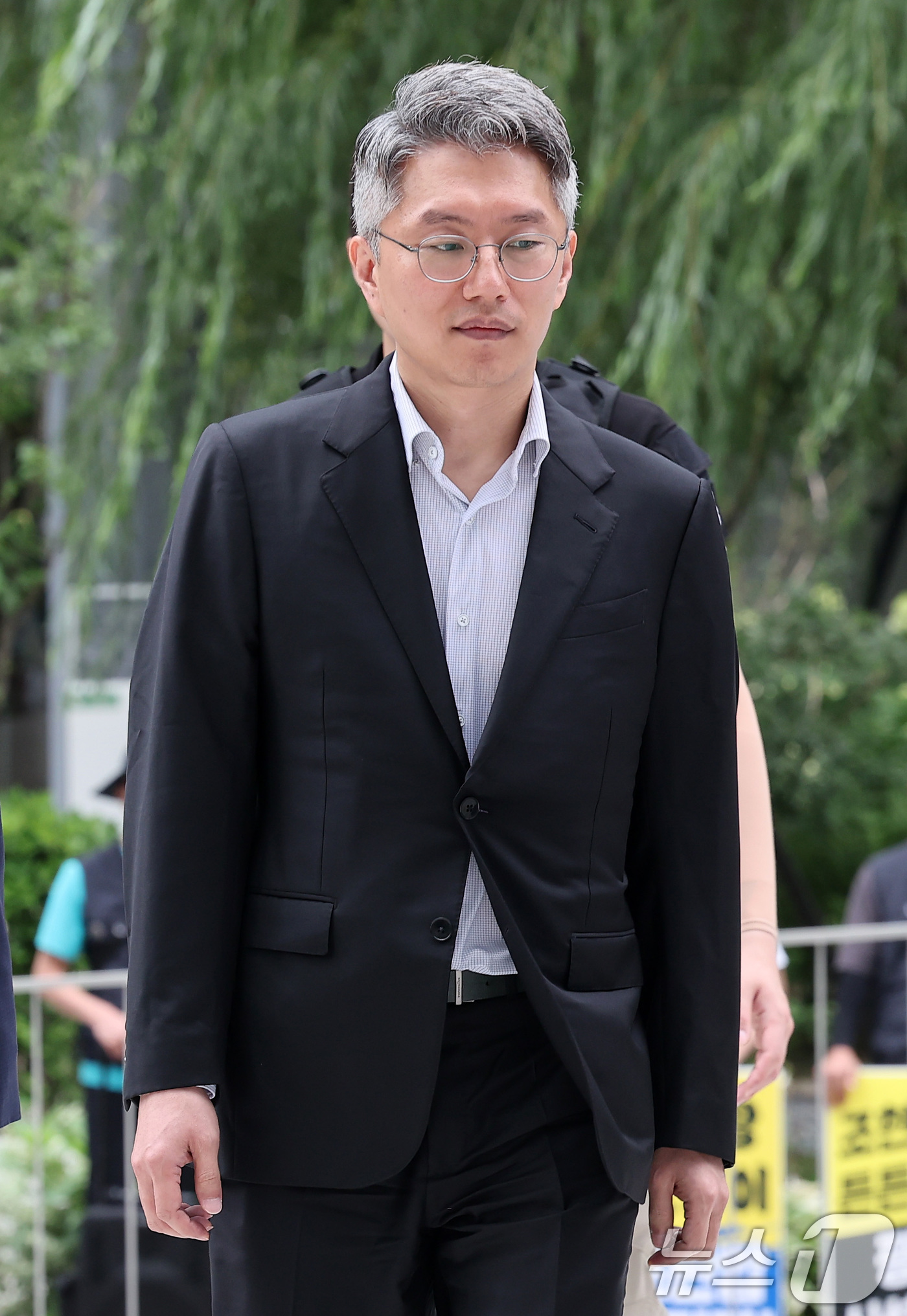 (서울=뉴스1) 김성진 기자 = 류긍선 카카오모빌리티 대표가 21일 서울 종로구 윤석열 전 대통령의 부인 김건희 여사 관련 의혹을 수사하는 민중기 특별검사팀 사무실에 조사를 받기 …