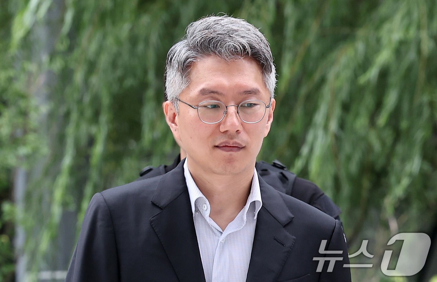 본문 이미지 - 류긍선 카카오모빌리티 대표가 21일 서울 종로구 윤석열 전 대통령의 부인 김건희 여사 관련 의혹을 수사하는 민중기 특별검사팀 사무실에 조사를 받기 위해 출석하고 있다. 2025.7.21/뉴스1 ⓒ News1 김성진 기자