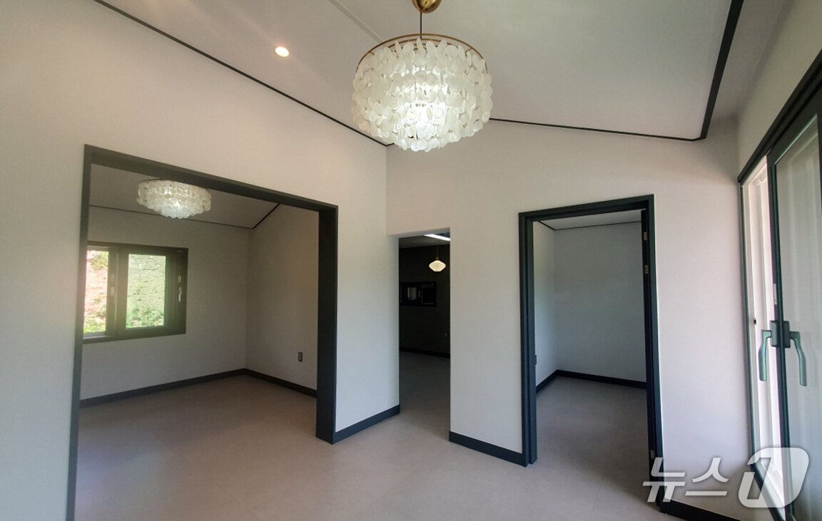 본문 이미지 - 리모델링을 완료한 이원면 포지리의 주택 실내 모습(태안군 제공. 재판매 및 DB금지)2025.7.21/뉴스1