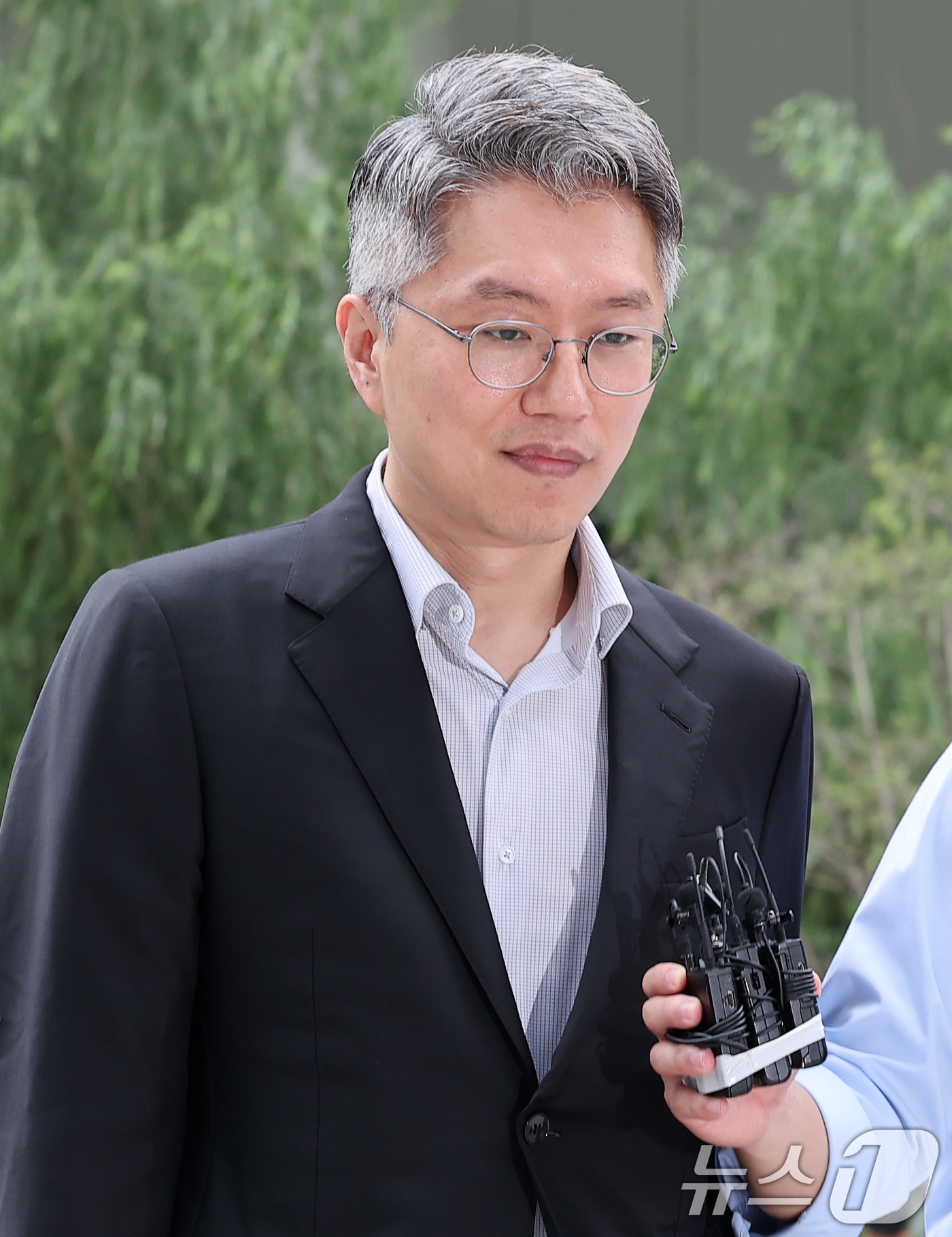 (서울=뉴스1) 김성진 기자 = 류긍선 카카오모빌리티 대표가 21일 서울 종로구 윤석열 전 대통령의 부인 김건희 여사 관련 의혹을 수사하는 민중기 특별검사팀 사무실에 조사를 받기 …