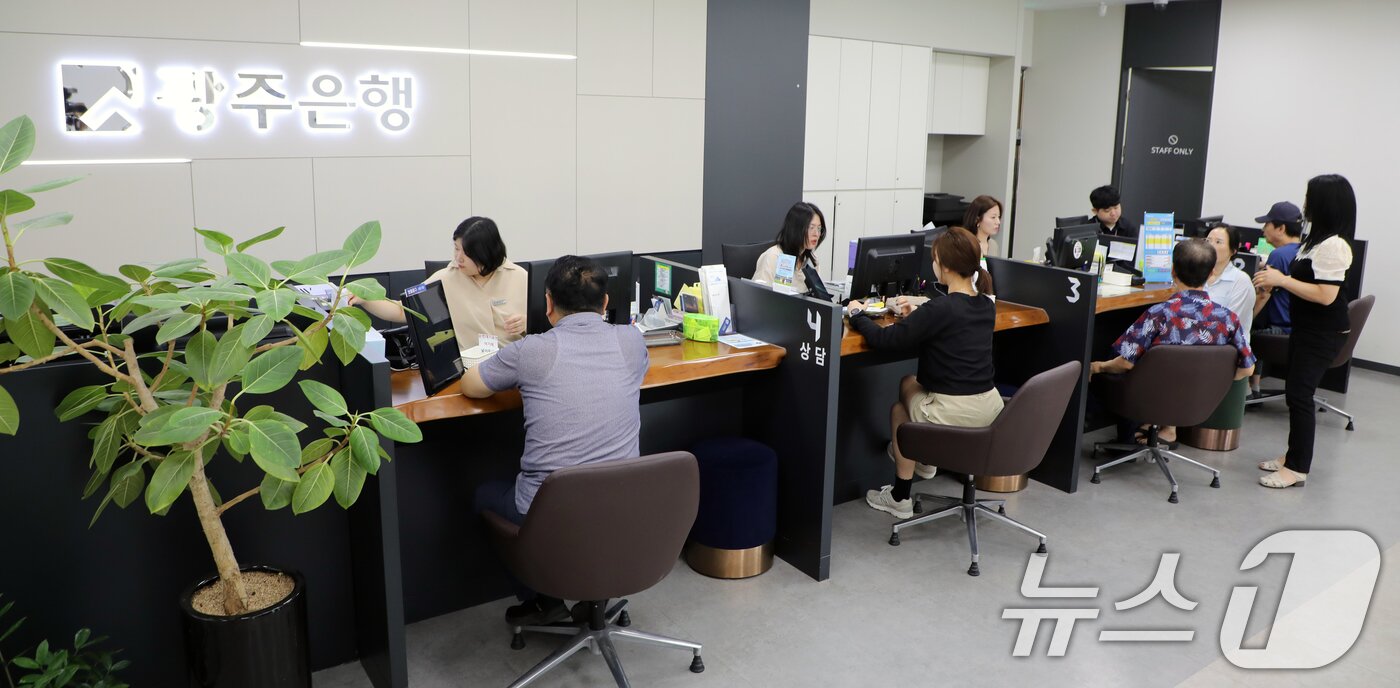 본문 이미지 - 민생회복 소비쿠폰 신청 첫 날인 21일 오전 광주 서구 치평동 광주은행 상무지점에서 시민들이 신청을 기다리고 있다. 2025.7.21/뉴스1 ⓒ News1 이수민 기자