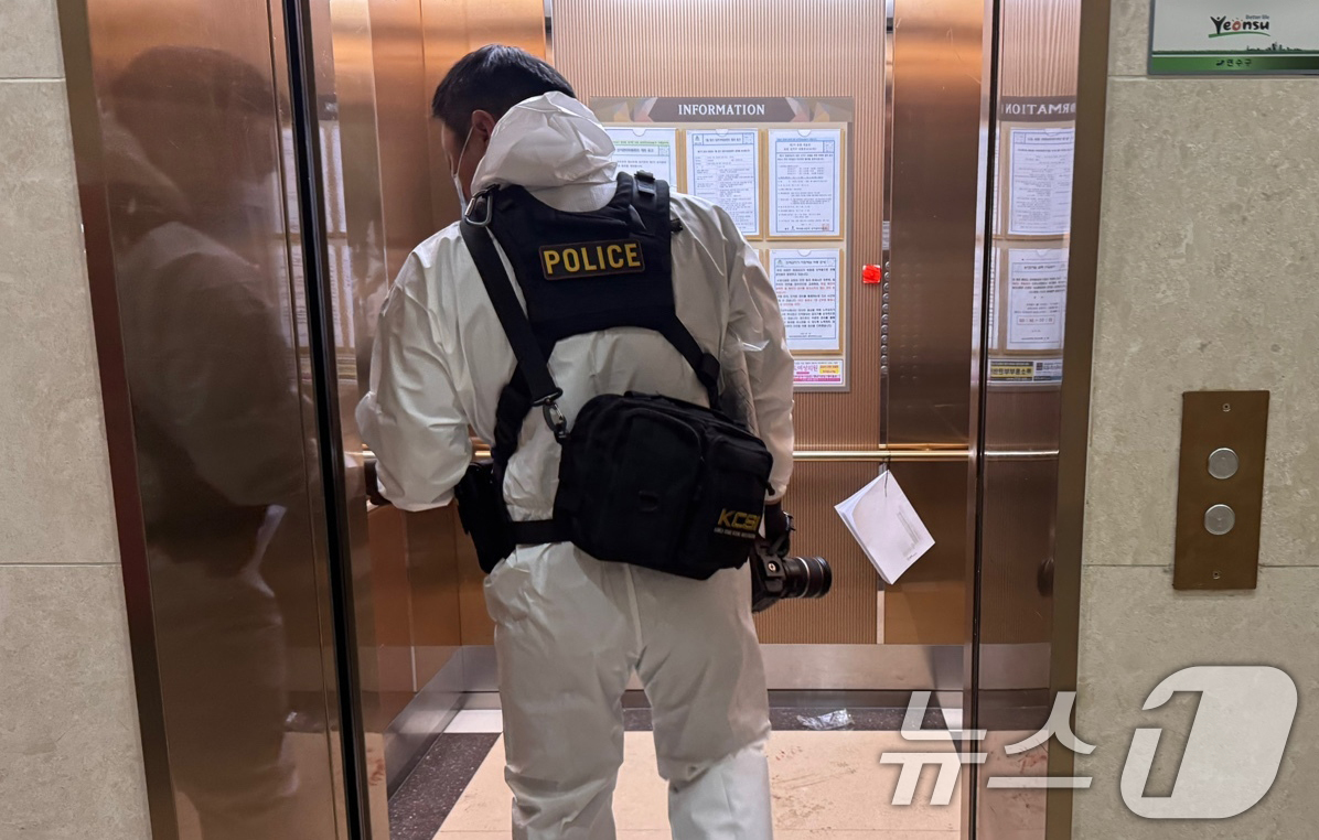 (인천=뉴스1) 박소영 기자 = 21일 총기 사고가 발생한 인천 연수구 한 아파트 단지에 경찰 수사관이 엘리베이터를 타고 들어가고 있다.  2025.7.21/뉴스1
