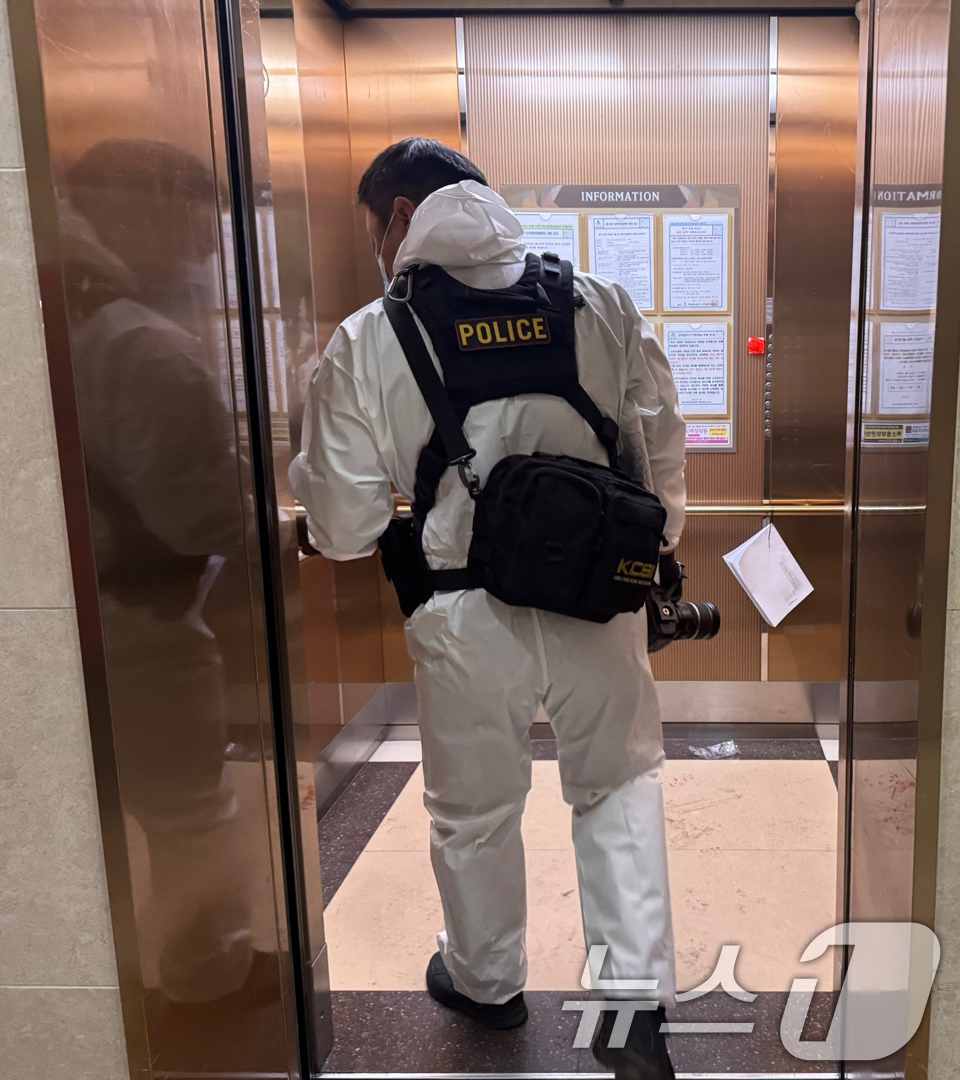 (인천=뉴스1) 박소영 기자 = 21일 총기 사고가 발생한 인천 연수구 한 아파트 단지에 경찰 수사관이 엘리베이터를 타고 들어가고 있다.  2025.7.21/뉴스1