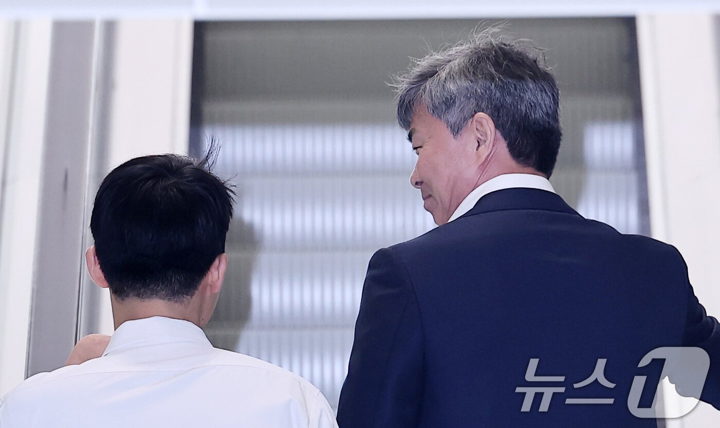 본문 이미지 - 이종호 전 블랙펄인베스트 대표가 21일 서울 종로구 윤석열 전 대통령의 부인 김건희 여사 관련 의혹을 수사하는 민중기 특별검사팀 사무실에 조사를 받기 위해 출석하고 있다. 2025.7.21/뉴스1 ⓒ News1 김성진 기자