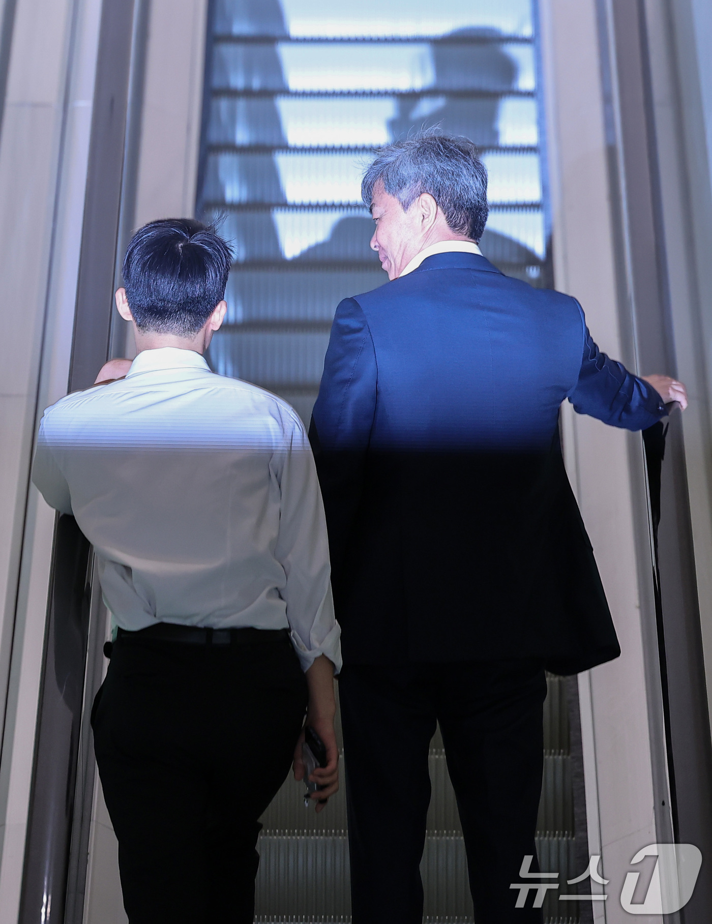 (서울=뉴스1) 김성진 기자 = 이종호 전 블랙펄인베스트 대표가 21일 서울 종로구 윤석열 전 대통령의 부인 김건희 여사 관련 의혹을 수사하는 민중기 특별검사팀 사무실에 조사를 받 …