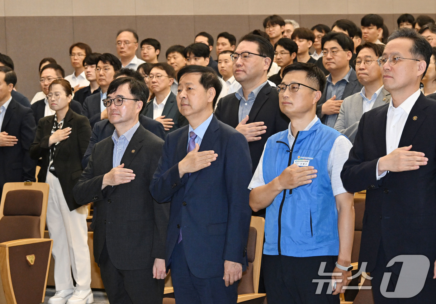 (서울=뉴스1) = 구윤철 경제부총리 겸 기획재정부 장관이 21일 정부세종청사에서 열린 취임식에서 국기에 경례를 하고 있다.  (기획재정부 제공. 재판매 및 DB 금지) 2025. …