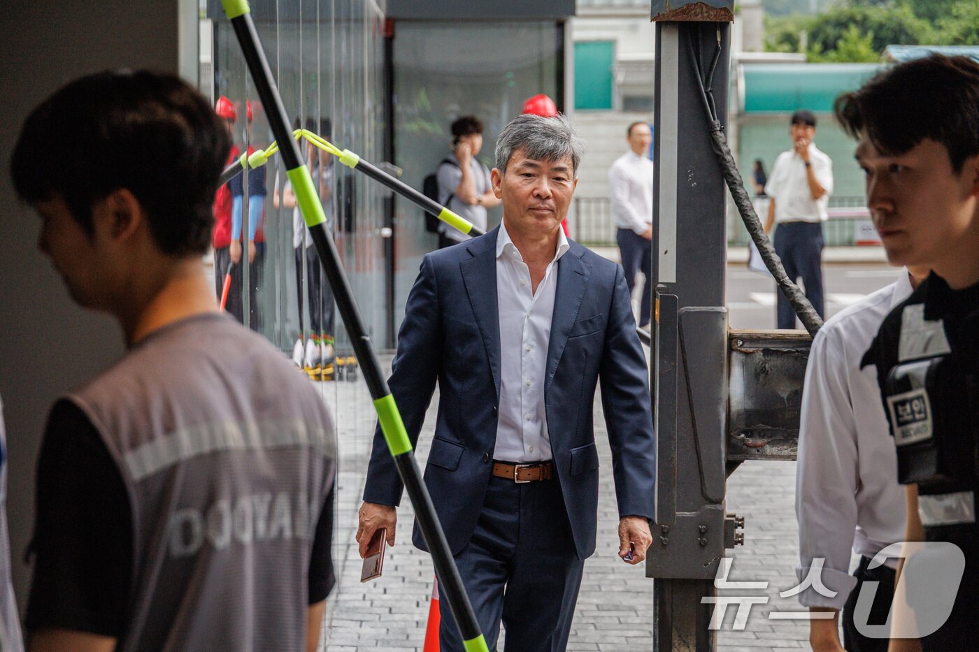 본문 이미지 - 이종호 전 블랙펄인베스트 대표가 21일 서울 종로구 윤석열 전 대통령의 부인 김건희 여사 관련 의혹을 수사하는 민중기 특별검사팀 사무실에 조사를 받기 위해 출석하고 있다. (공동취재) 2025.7.21/뉴스1 ⓒ News1 김성진 기자