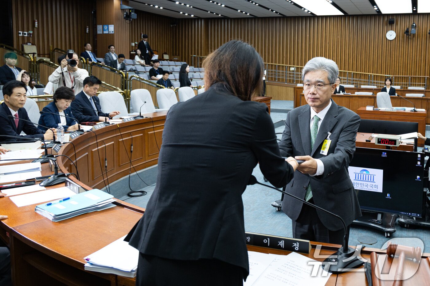 본문 이미지 - 김상환 헌법재판소장 후보자가 21일 서울 여의도 국회 헌법재판소 재판관후보자를 겸하는 헌재소장 임명동의에 관한 인사청문특별위원회에서 열린 인사청문회에서 선서문을 이재정 위원장에게 전달하고 있다. 2025.7.21/뉴스1 ⓒ News1 유승관 기자