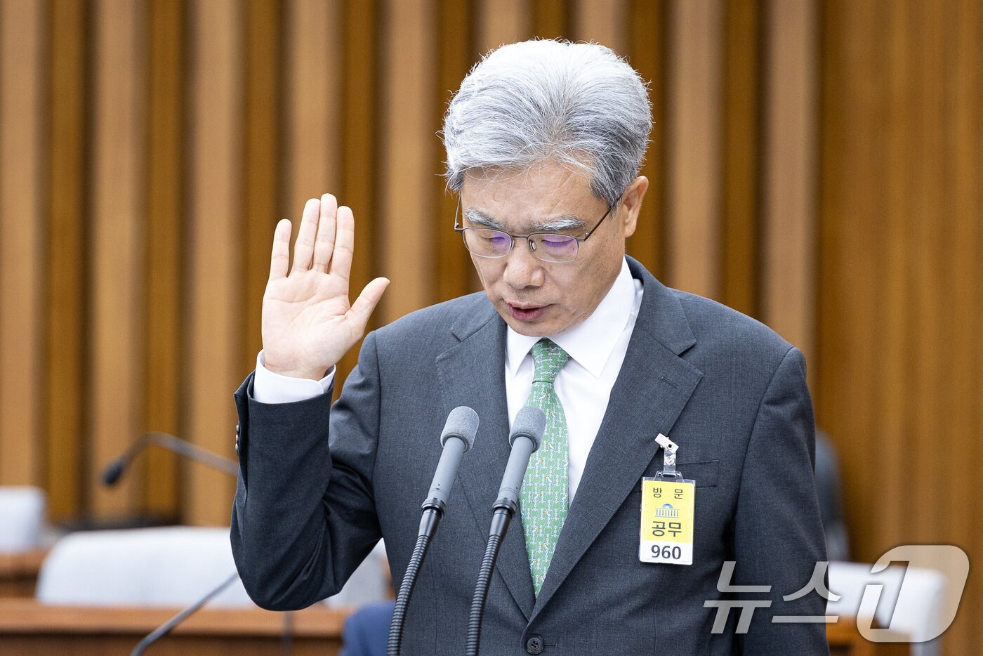 본문 이미지 - 김상환 헌법재판소장 후보자가 21일 서울 여의도 국회 헌법재판소 재판관후보자를 겸하는 헌재소장 임명동의에 관한 인사청문특별위원회에서 열린 인사청문회에서 선서하고 있다. 2025.7.21/뉴스1 ⓒ News1 유승관 기자