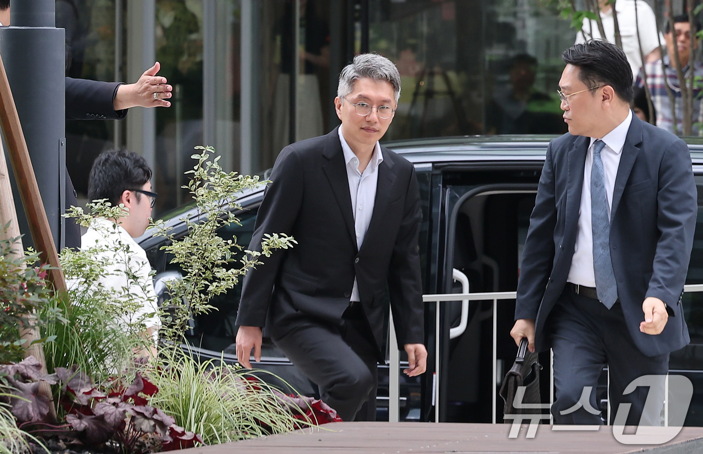 (서울=뉴스1) 김성진 기자 = 류긍선 카카오모빌리티 대표가 21일 서울 종로구 윤석열 전 대통령의 부인 김건희 여사 관련 의혹을 수사하는 민중기 특별검사팀 사무실에 조사를 받기 …