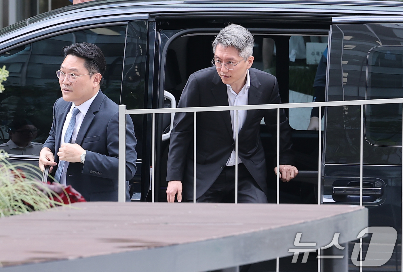 (서울=뉴스1) 김성진 기자 = 류긍선 카카오모빌리티 대표가 21일 서울 종로구 윤석열 전 대통령의 부인 김건희 여사 관련 의혹을 수사하는 민중기 특별검사팀 사무실에 조사를 받기 …