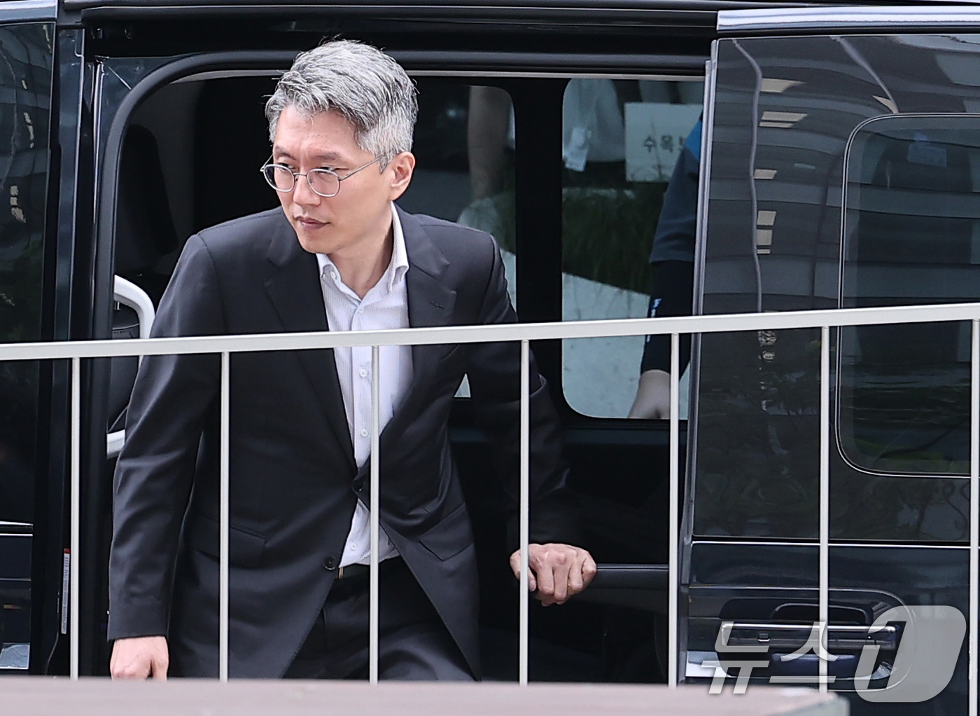 (서울=뉴스1) 김성진 기자 = 류긍선 카카오모빌리티 대표가 21일 서울 종로구 윤석열 전 대통령의 부인 김건희 여사 관련 의혹을 수사하는 민중기 특별검사팀 사무실에 조사를 받기 …