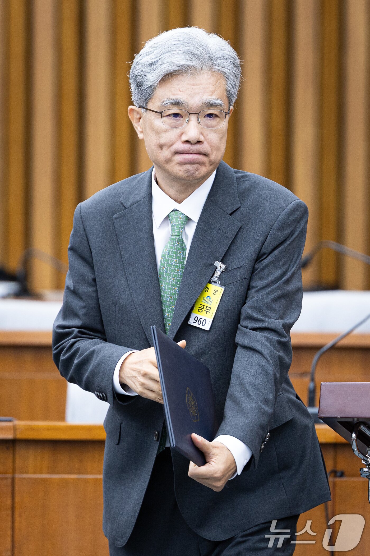 본문 이미지 - 김상환 헌법재판소장 후보자가 21일 서울 여의도 국회 헌법재판소 재판관후보자를 겸하는 헌재소장 임명동의에 관한 인사청문특별위원회에서 열린 인사청문회에서 선서를 마친 후 이재정 위원장에게 선서문 전달을 위해 이동하고 있다. 2025.7.21/뉴스1 ⓒ News1 유승관 기자