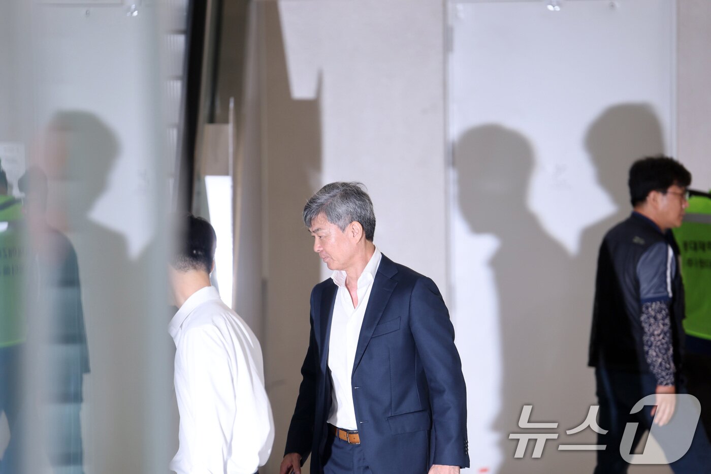 본문 이미지 - 이종호 전 블랙펄인베스트 대표가 21일 서울 종로구 윤석열 전 대통령의 부인 김건희 여사 관련 의혹을 수사하는 민중기 특별검사팀 사무실에 조사를 받기 위해 출석하고 있다. (공동취재) 2025.7.21/뉴스1 ⓒ News1 김성진 기자