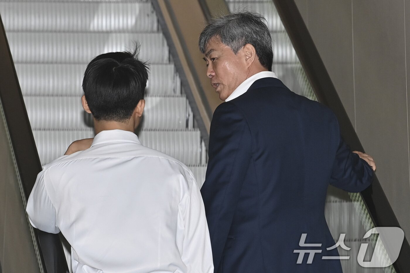 본문 이미지 - 이종호 전 블랙펄인베스트 대표가 21일 서울 종로구 윤석열 전 대통령의 부인 김건희 여사 관련 의혹을 수사하는 민중기 특별검사팀 사무실에 조사를 받기 위해 출석하고 있다. (공동취재) 2025.7.21/뉴스1 ⓒ News1 김성진 기자