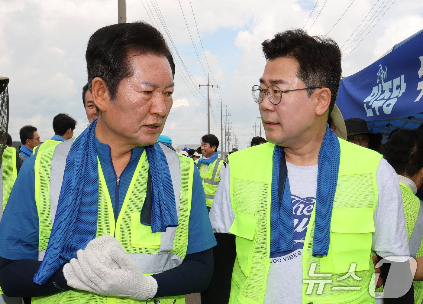 (예산=뉴스1) 김기태 기자 = 정청래(왼쪽), 박찬대 더불어민주당 당대표 후보가 21일 충남 예산 신안면 조곡리에서 수해복구 현장을 찾아 대화하고 있다. 2025.7.21/뉴스1 …