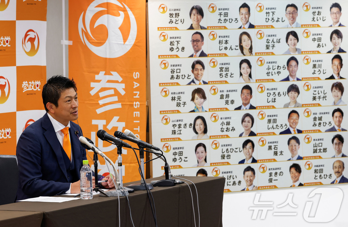 (도쿄 로이터=뉴스1) 김경민 기자 = 일본 참정당의 대표 카미야 소헤이가 참의원 선거 당일인 20일 도쿄에 있는 당사에서 기자회견을 하고 있다. 2025.7.20ⓒ 로이터=뉴스1 …