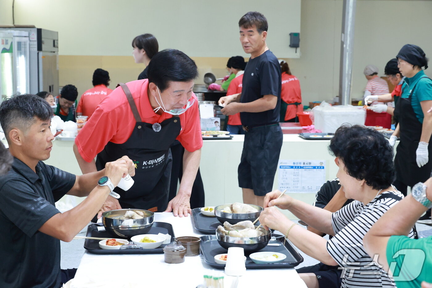 본문 이미지 - 금산군이 지난 18일부터 20일까지 금산세계인삼엑스포광장에서 제5회 금산삼계탕축제를 개최했다.(금산군 제공.재판매 및 DB금지)/뉴스1