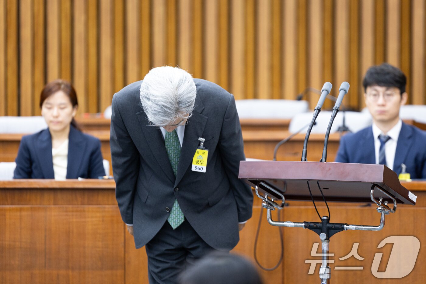 본문 이미지 - 김상환 헌법재판소장 후보자가 21일 서울 여의도 국회 헌법재판소 재판관후보자를 겸하는 헌재소장 임명동의에 관한 인사청문특별위원회에서 열린 인사청문회에서 모두 발언에 앞서 인사하고 있다. 2025.7.21/뉴스1 ⓒ News1 유승관 기자