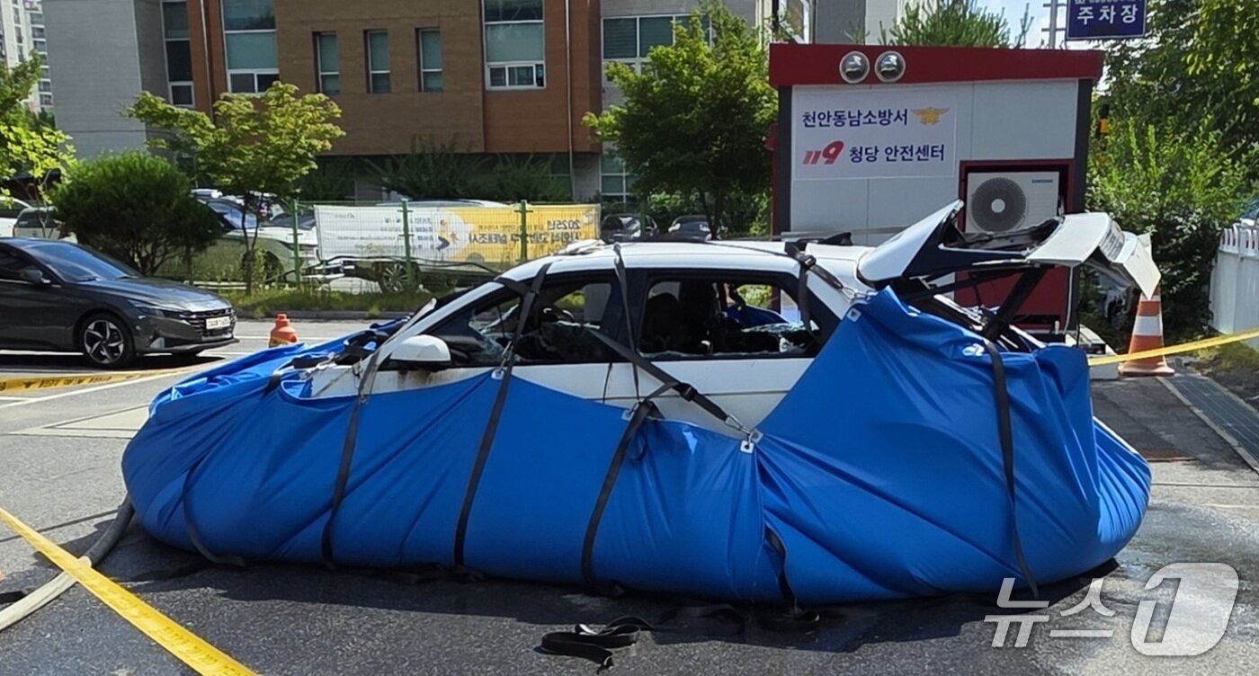 본문 이미지 - 21일 천안 청당동의 한 아파트 지하주차장에서 불이 난 전기차가 수조에 보관돼 있다. 2025.7.21. /뉴스1ⓒNews1 이시우 기자