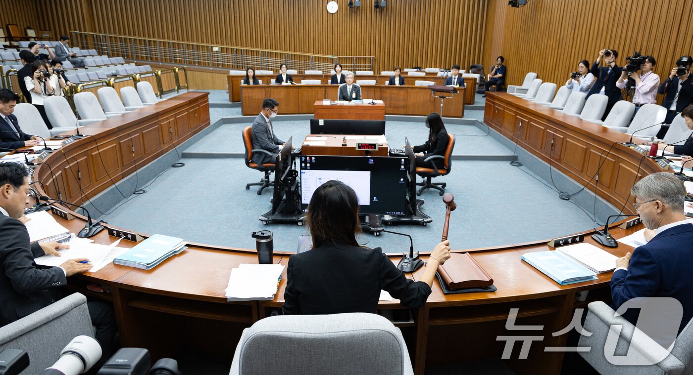 본문 이미지 - 이재정 위원장이 21일 서울 여의도 국회 헌법재판소 재판관후보자를 겸하는 헌재소장(김상환) 임명동의에 관한 인사청문특별위원회에서 의사봉을 두드리고 있다. 2025.7.21/뉴스1 ⓒ News1 유승관 기자