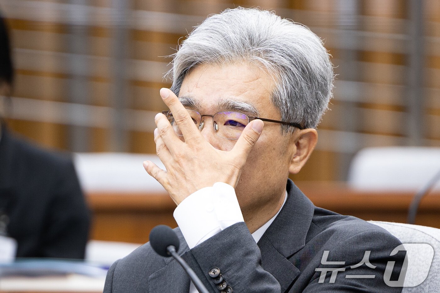 본문 이미지 - 김상환 헌법재판소장 후보자가 21일 서울 여의도 국회 헌법재판소 재판관후보자를 겸하는 헌재소장 임명동의에 관한 인사청문특별위원회에서 열린 인사청문회에서 안경을 고쳐 쓰고 있다. 2025.7.21/뉴스1 ⓒ News1 유승관 기자