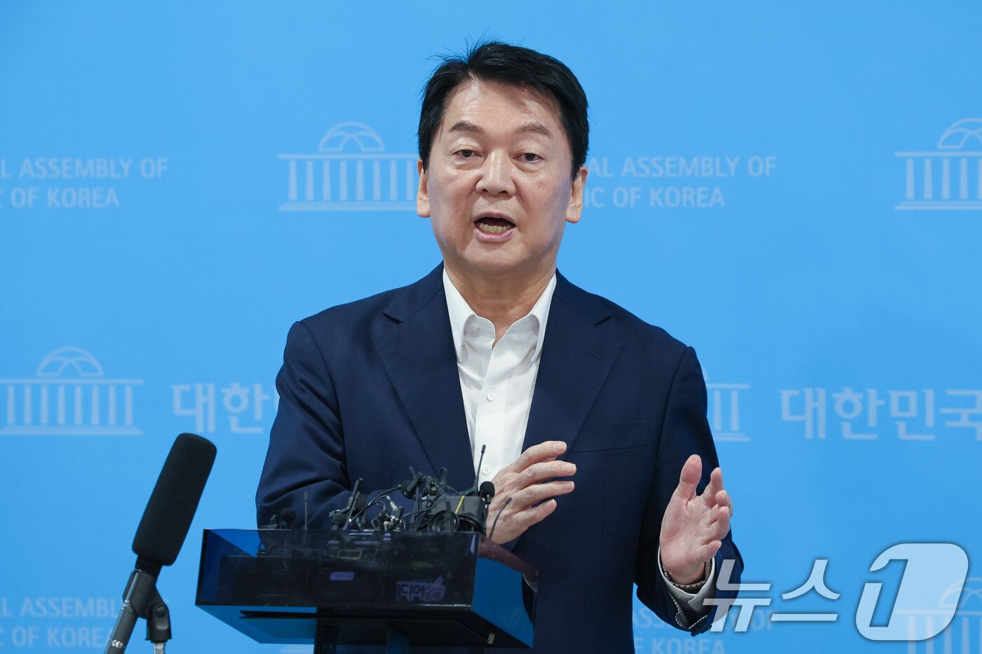 본문 이미지 - 안철수 국민의힘 의원이 21일 오전 서울 여의도 국회 소통관에서 현안 기자회견을 마친 뒤 취재진 질문에 답하고 있다. 2025.7.21/뉴스1 ⓒ News1 안은나 기자