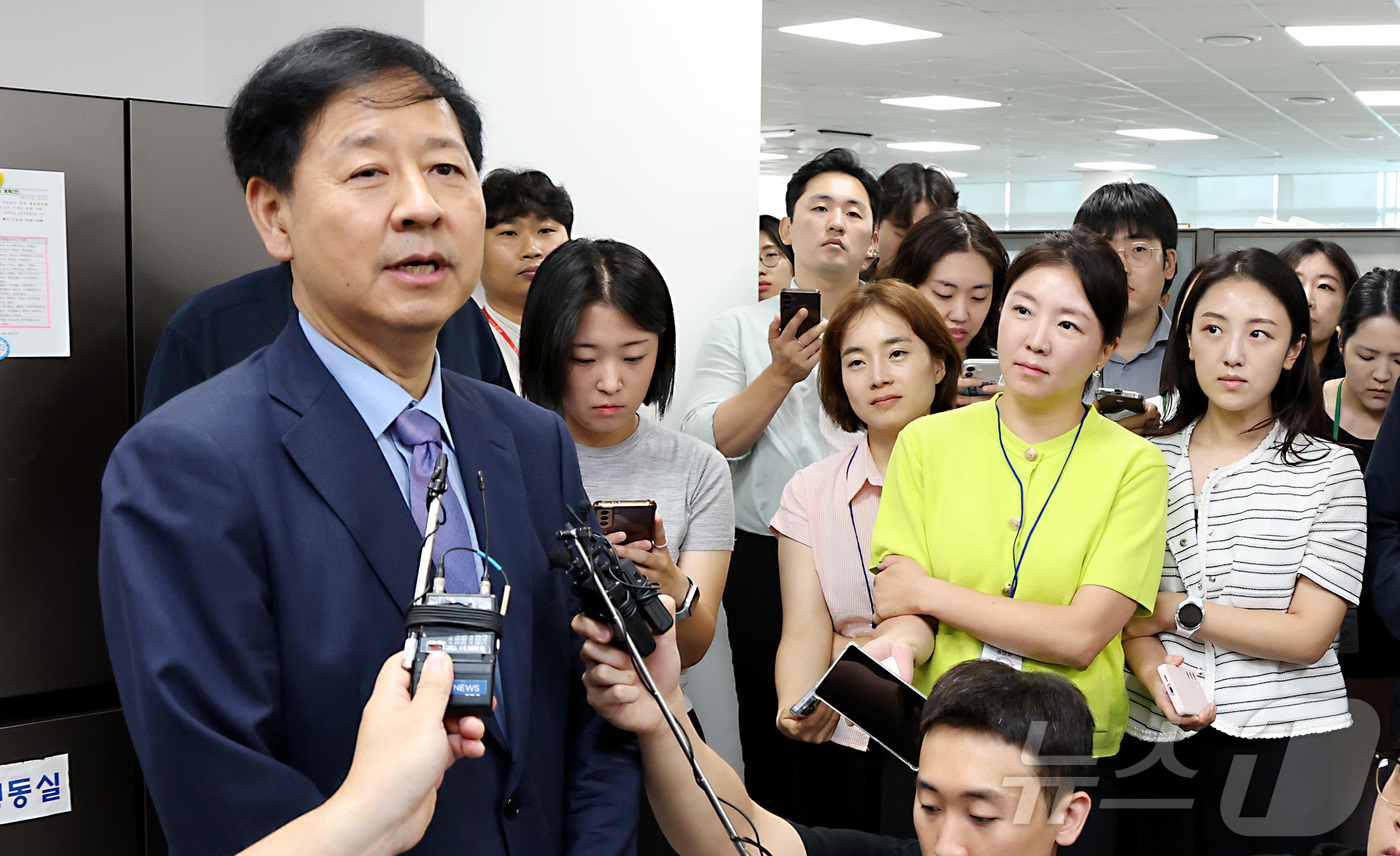 (세종=뉴스1) 김기남 기자 = 구윤철 경제부총리 겸 기획재정부 장관이 21일 오전 세종시 정부세종청사에서 취임식을 마친 뒤 기자실을 방문하여 현안관련 질문에 답하고 있다. 202 …