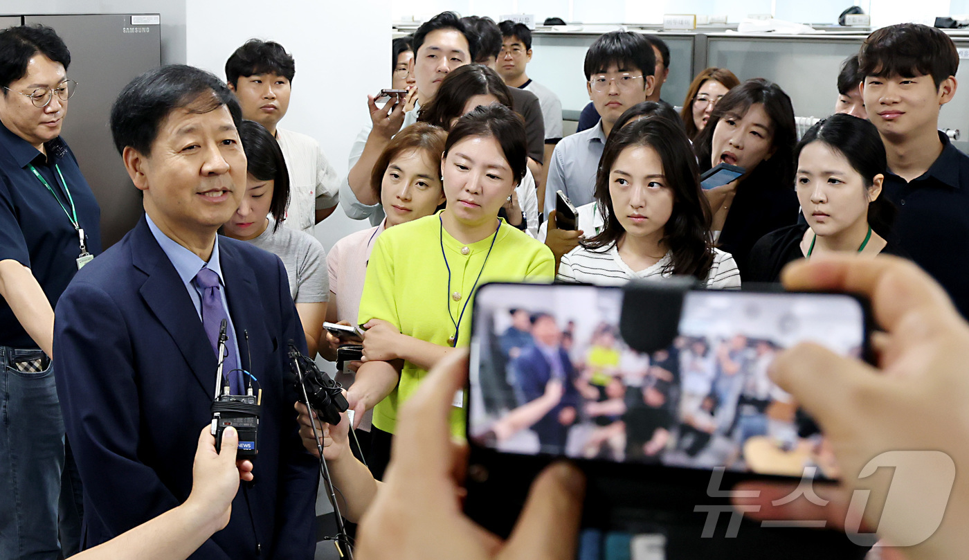 (세종=뉴스1) 김기남 기자 = 구윤철 경제부총리 겸 기획재정부 장관이 21일 오전 세종시 정부세종청사에서 취임식을 마친 뒤 기자실을 방문하여 현안관련 질문에 답하고 있다. 202 …