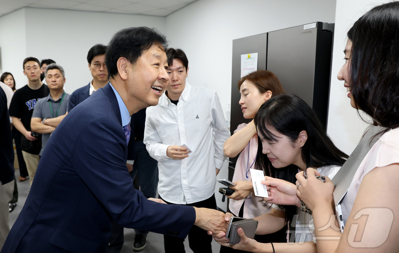 (세종=뉴스1) 김기남 기자 = 구윤철 경제부총리 겸 기획재정부 장관이 21일 오전 세종시 정부세종청사에서 취임식을 마친 뒤 기자실을 방문하여 인사하고 있다. 2025.7.21/뉴 …