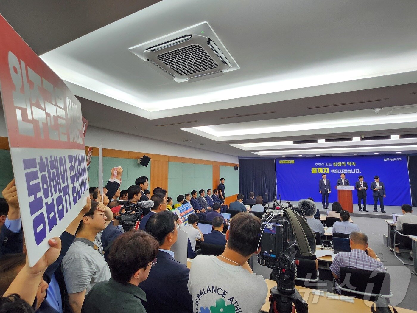 본문 이미지 - 지난 7월21일 김관영 전북도지사가 전북도청 기자회견장에서 열린 도지사-전주국회의원-전주시장 합동 기자회견에 참석해 완주-전주 통합 관련 발언을 하고 있다. 2025.7.21/뉴스1 ⓒ News1 유경석 기자