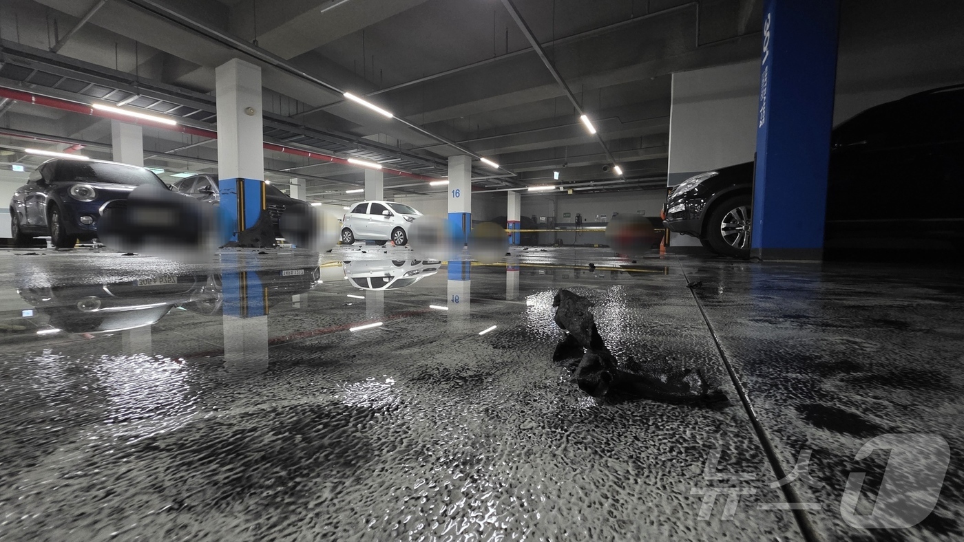 (천안=뉴스1) 이시우 기자 = 21일 전기차 화재가 발생한  충남 천안시 청당동의 한 아파트 지하주차장 바닥이 검은 그을음으로 덮여 있다.  2025.7.21/뉴스1