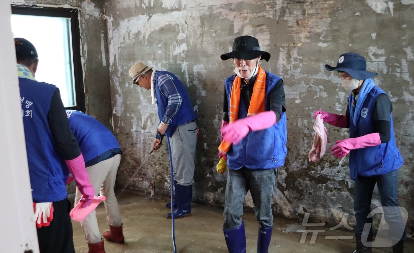 (아산=뉴스1) 이동원 기자 = 대전시자원봉사센터는 21일 오전 자원봉사자 80여 명과 수해로 어려움을 겪고 있는 아산시 농경지 복구 현장을 방문했다.김현호 대전시자원봉사센터장은 …