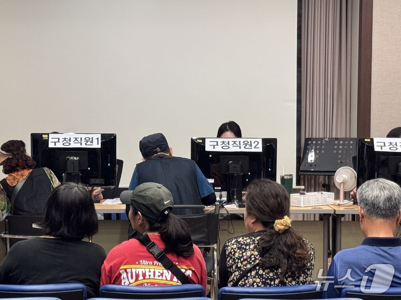 본문 이미지 - 21일 오전 울산 북구 농소2동 행정복지센터에 시민들이 민생회복 소비쿠폰 지원금을 발행하기 위해 대기하고 있다.2025.7.21./뉴스1 ⓒ News1 김세은 기자