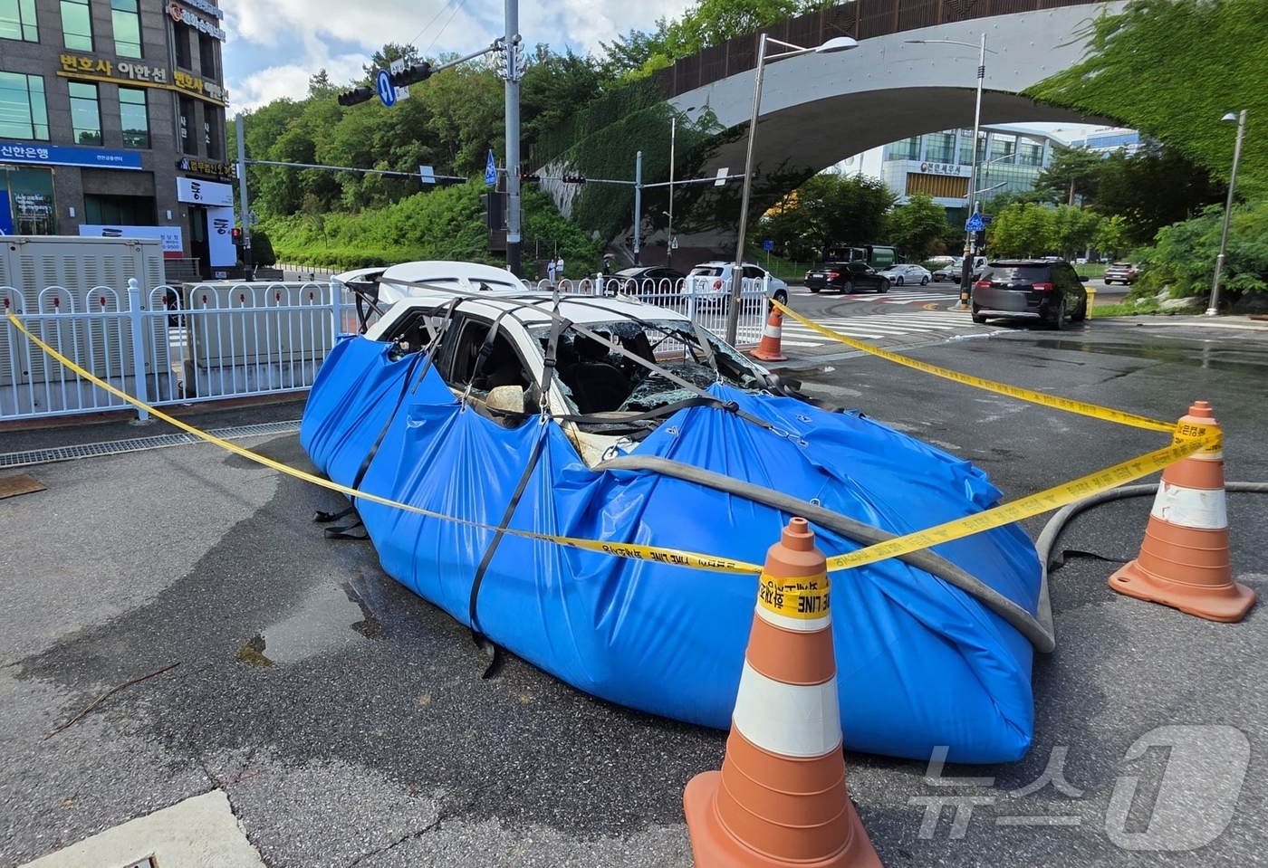 (천안=뉴스1) 이시우 기자 = 21일 충남 천안시 청당동 아파트 지하주차장에서 불이 난 아이오닉5 차량이 추가 열폭주 등을 예방하기 위해 천안동남소방서 청당119안전센터에서 수조 …