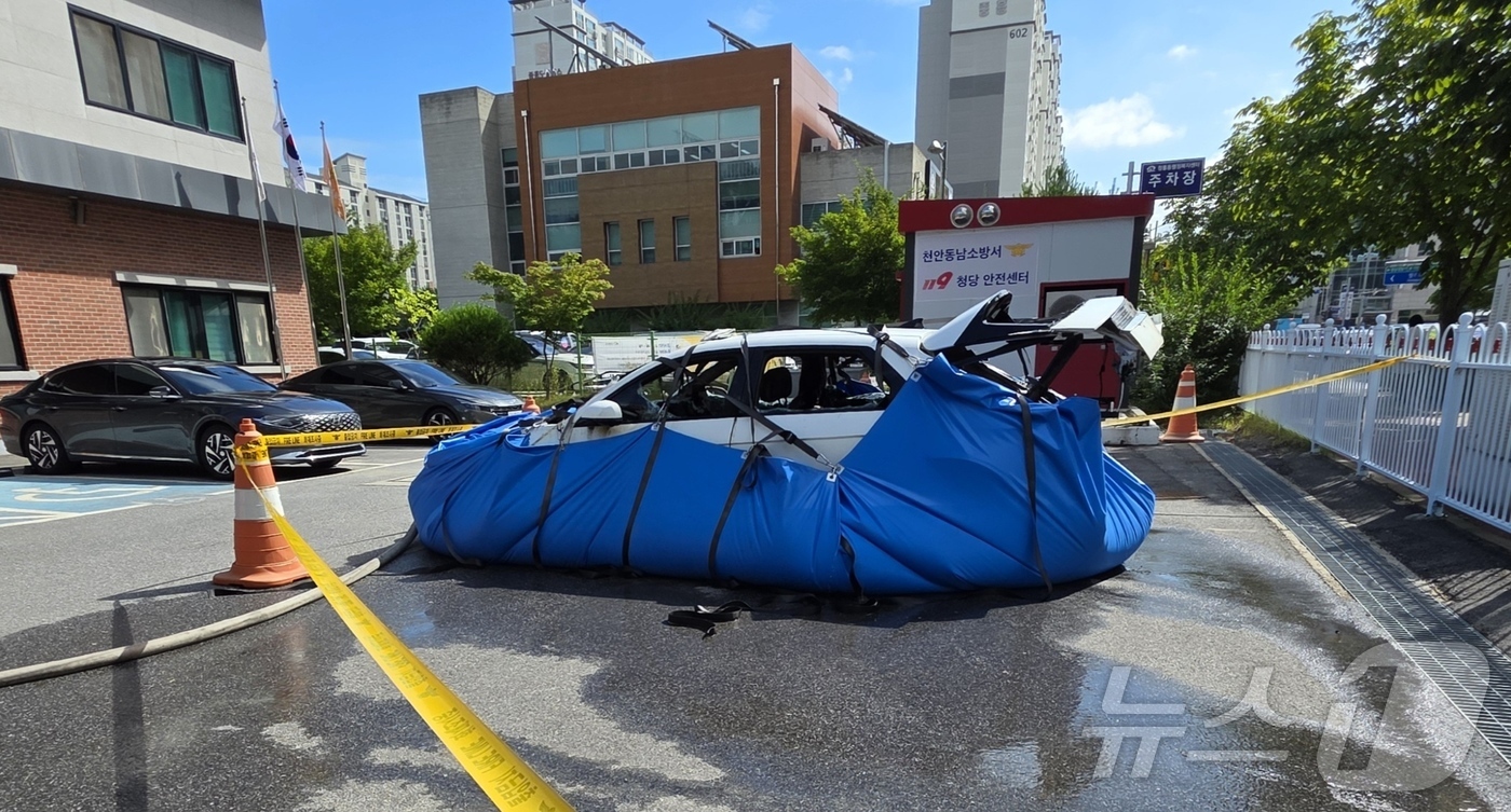 (천안=뉴스1) 이시우 기자 = 21일 충남 천안시 청당동 아파트 지하주차장에서 불이 난 아이오닉5 차량이 추가 열폭주 등을 예방하기 위해 천안동남소방서 청당119안전센터에서 수조 …