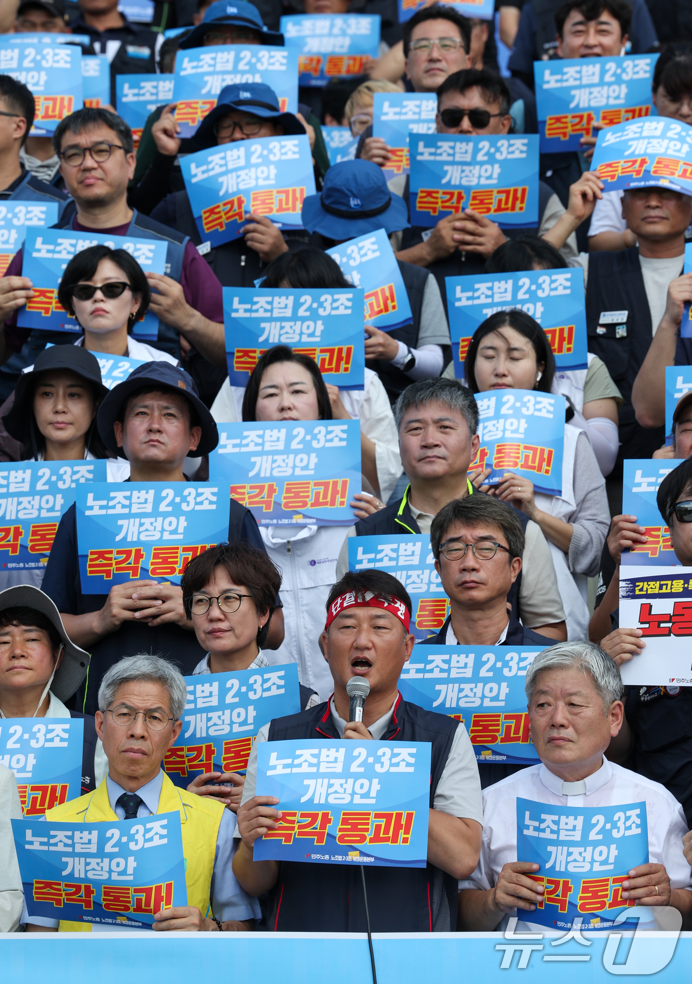 (서울=뉴스1) 안은나 기자 = 앙경수 민주노총 위원장이 21일 서울 여의도 국회 본청 계단에서 열린 '노조법 2․3조 개정안 즉각 통과! 특수고용·간접고용 노동자의 노동3권 보장 …