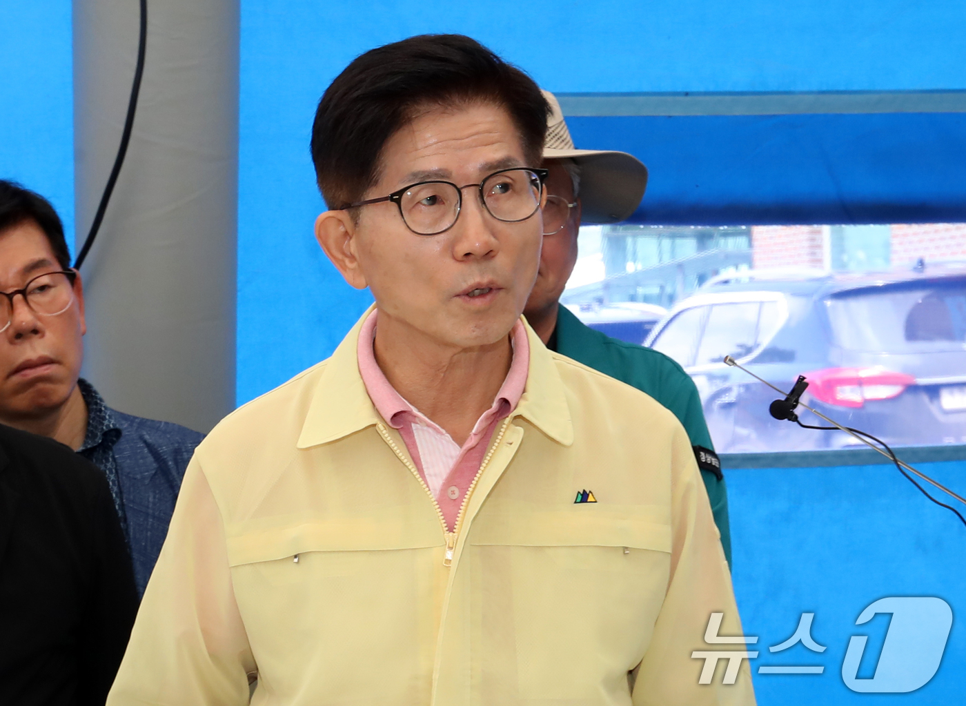 (부산=뉴스1) 윤일지 기자 = 국민의힘 당 대표 출마선언을 한 김문수 전 고용노동부 장관이 21일 경남 산청군 산청읍행정복지센터에 마련된 종합상황실을 찾아 폭우와 산사태 등 피해 …