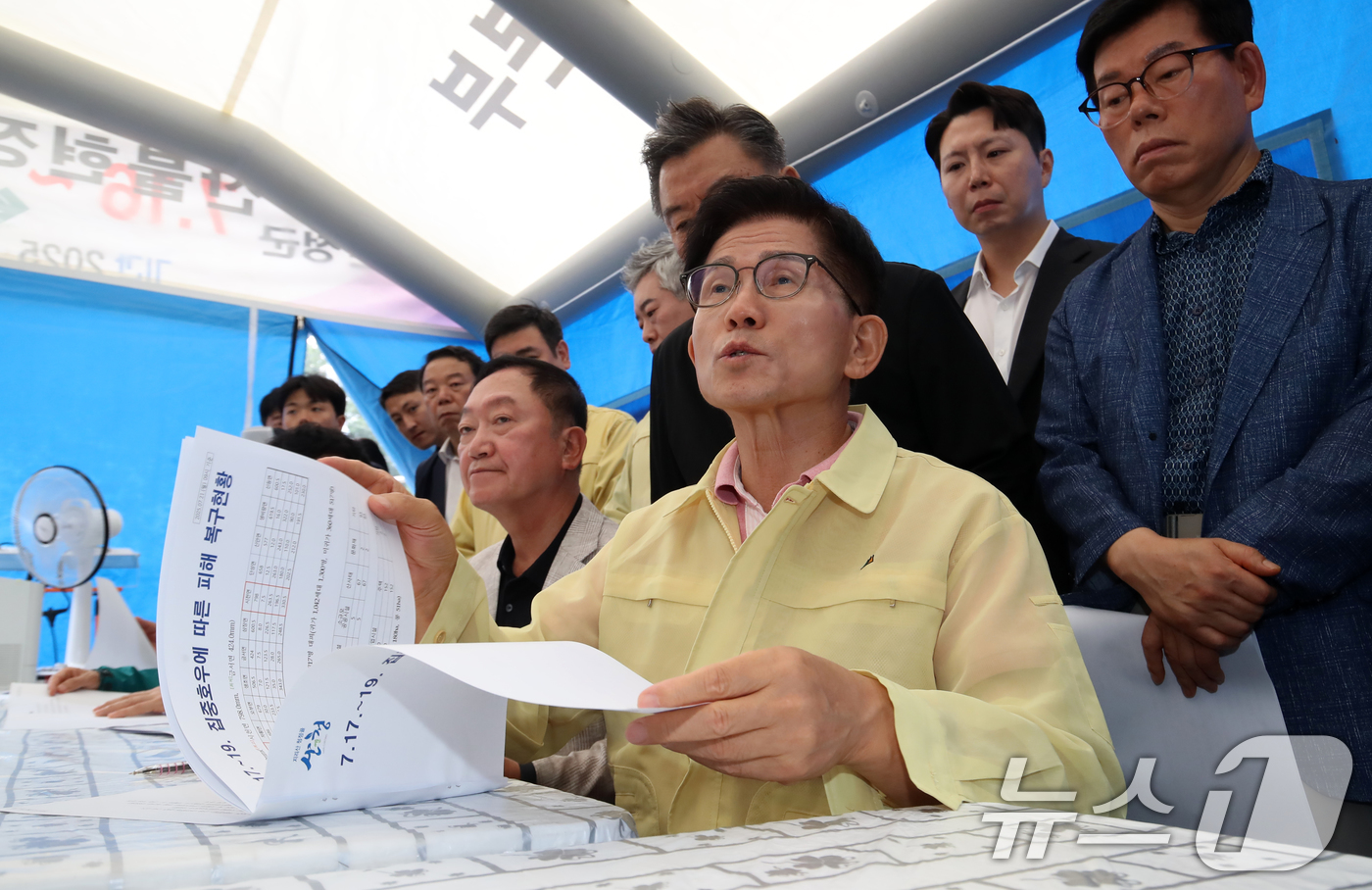 (부산=뉴스1) 윤일지 기자 = 국민의힘 당 대표 출마선언을 한 김문수 전 고용노동부 장관이 21일 경남 산청군 산청읍행정복지센터에 마련된 종합상황실을 찾아 폭우와 산사태 등 피해 …