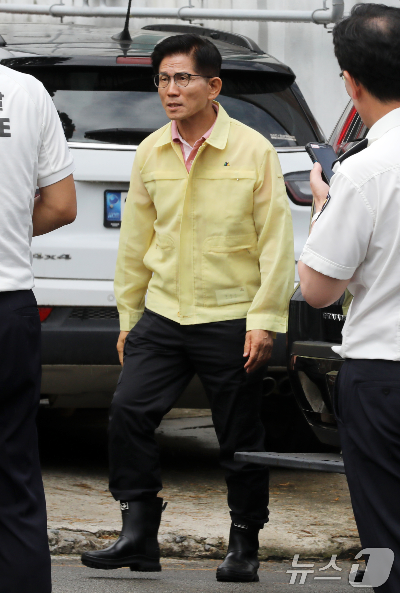 (부산=뉴스1) 윤일지 기자 = 국민의힘 당 대표 출마선언을 한 김문수 전 고용노동부 장관이 21일 경남 산청군 산청읍행정복지센터에 마련된 종합상황실로 향하고 있다.  2025.7 …