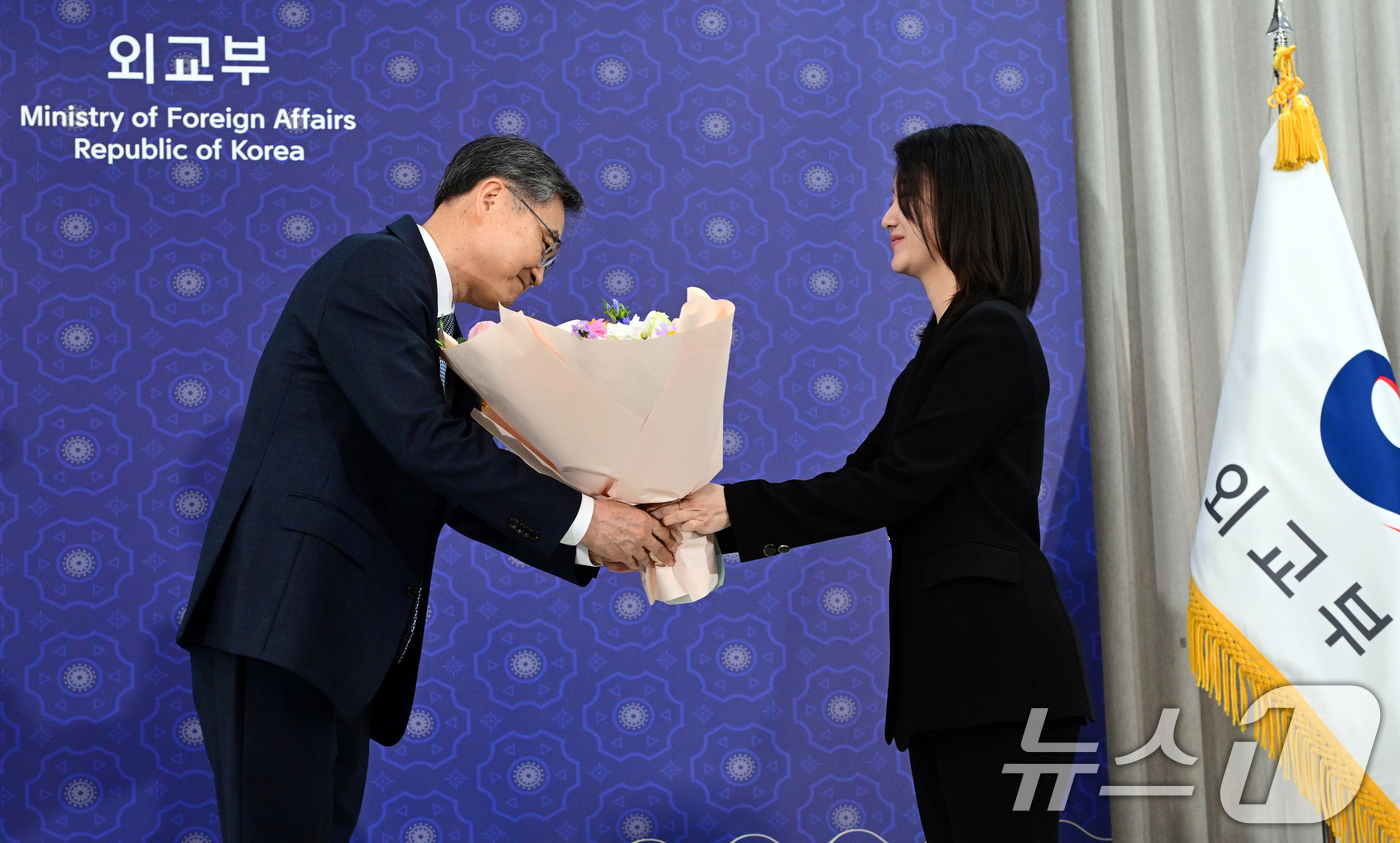 (서울=뉴스1) 임세영 기자 = 조현 신임 외교부 장관이 21일 오전 서울 종로구 외교부에서 열린 취임식에 참석해 직원으로부터 축하 꽃다발을 전달받고 있다. (공동취재) 2025. …