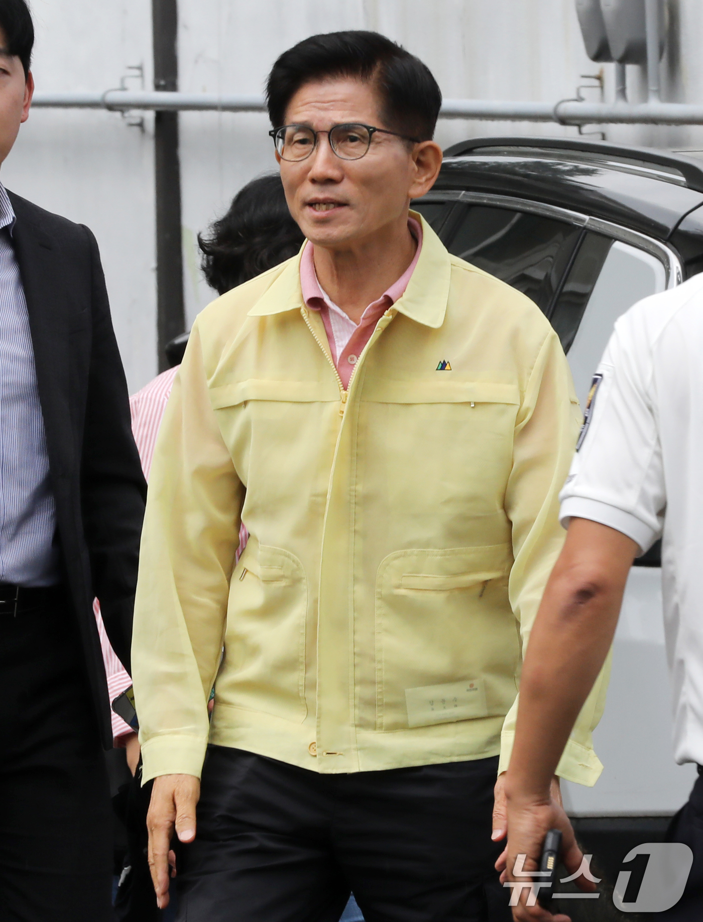 (부산=뉴스1) 윤일지 기자 = 국민의힘 당 대표 출마선언을 한 김문수 전 고용노동부 장관이 21일 경남 산청군 산청읍행정복지센터에 마련된 종합상황실로 향하고 있다.  2025.7 …