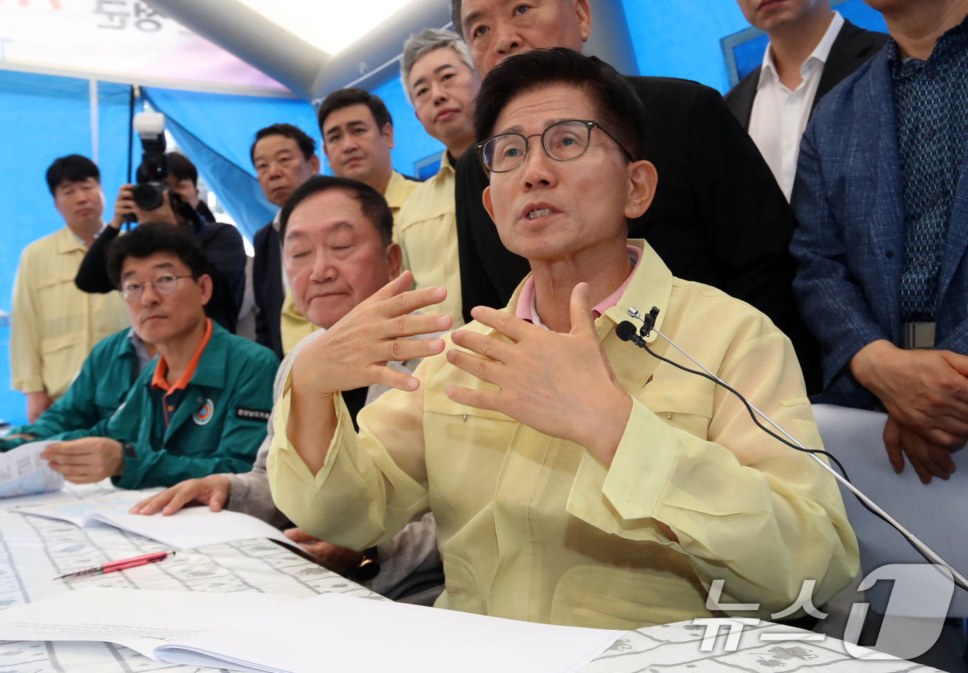 (부산=뉴스1) 윤일지 기자 = 국민의힘 당 대표 출마선언을 한 김문수 전 고용노동부 장관이 21일 경남 산청군 산청읍행정복지센터에 마련된 종합상황실을 찾아 폭우와 산사태 등 피해 …